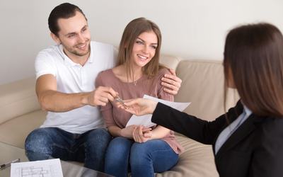 Como aproveitar datas sazonais para vender seguros: do Outubro Rosa ao Natal
